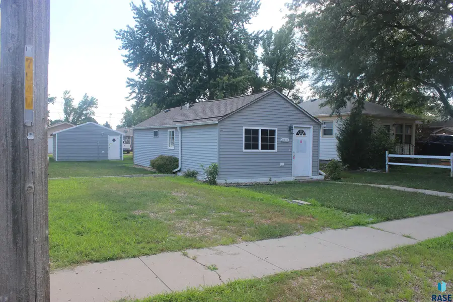 1011 E 13th St, Yankton, SD 57078 - #3