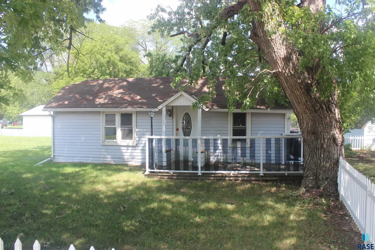 1014 Kennedy Dr, Yankton, SD 57078 - #1