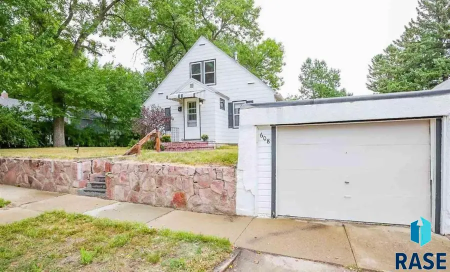 608 S Conklin Ave, Sioux Falls, SD 57103 - #3