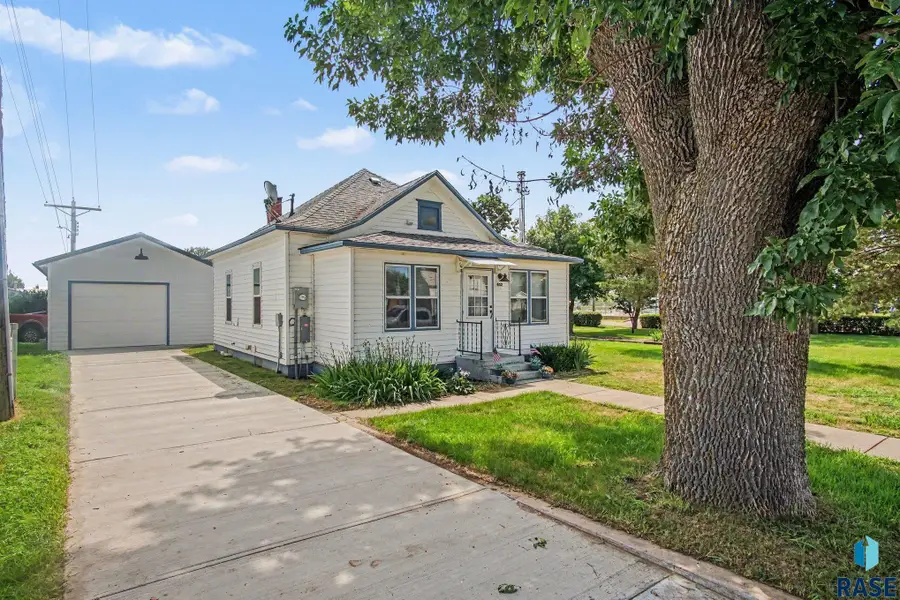 402 S Maple St, Howard, SD 57349 - #3