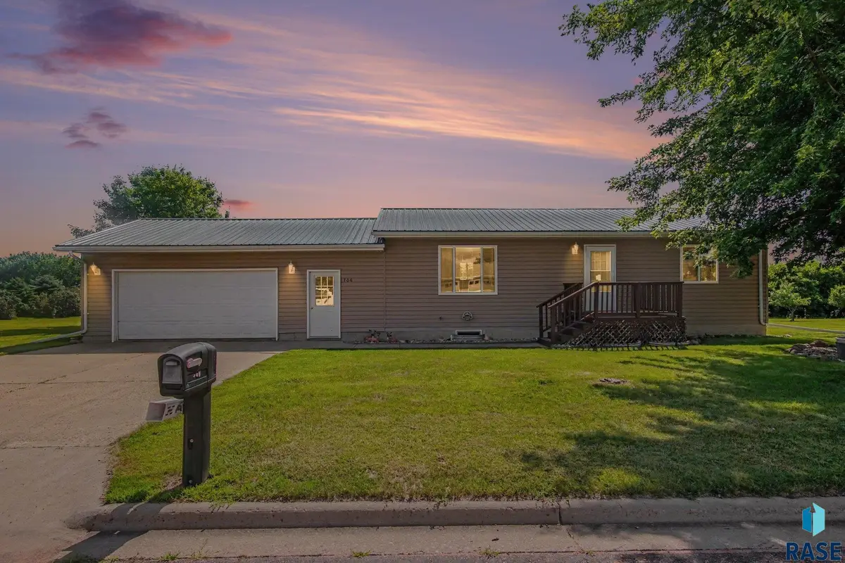706 S Maple St, Howard, SD 57349 - #1