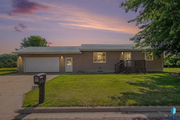 706 S Maple St, Howard, SD 57349