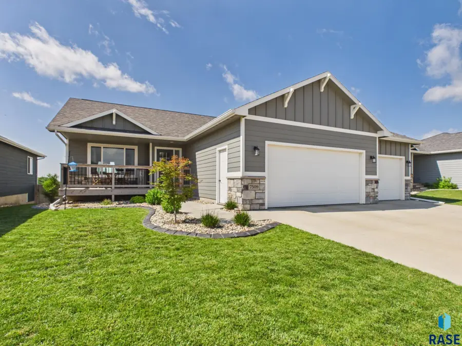 E 49th St, Sioux Falls, SD 57110 - #2