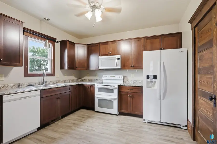 1121 S Dakota Ave, Sioux Falls, SD 57105 - #2