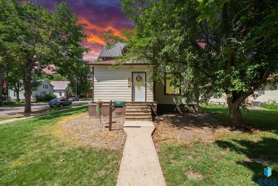 304 E 2nd St, Canton, SD 57013 - #2