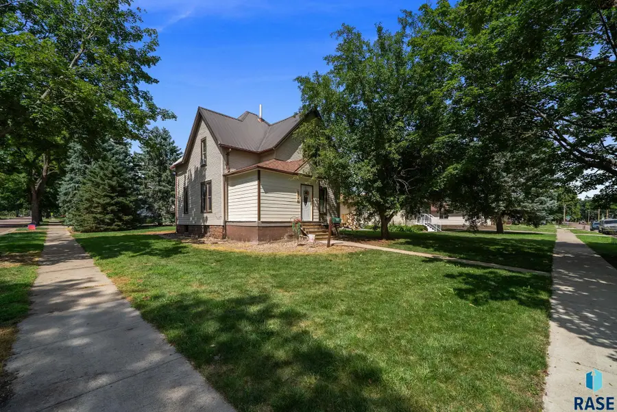 304 E 2nd St, Canton, SD 57013 - #3
