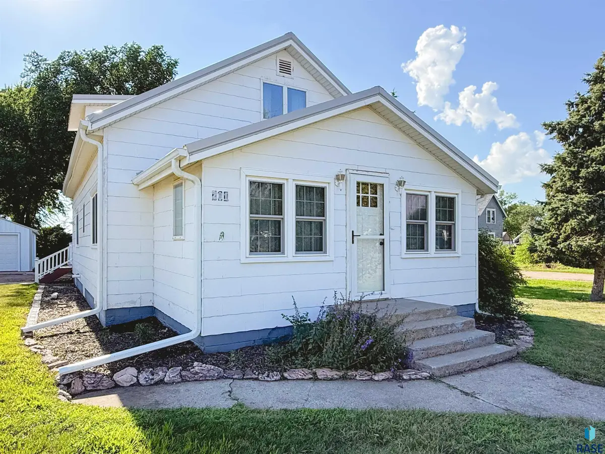 201 S Section Line St, Howard, SD 57349 - #1