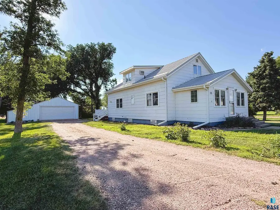 201 S Section Line St, Howard, SD 57349 - #3