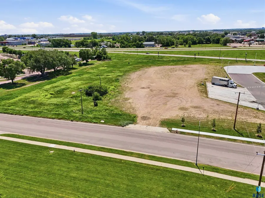 1301 E Robur Dr, Sioux Falls, SD 57104 - #2