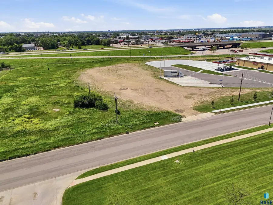 1301 E Robur Dr, Sioux Falls, SD 57104 - #3