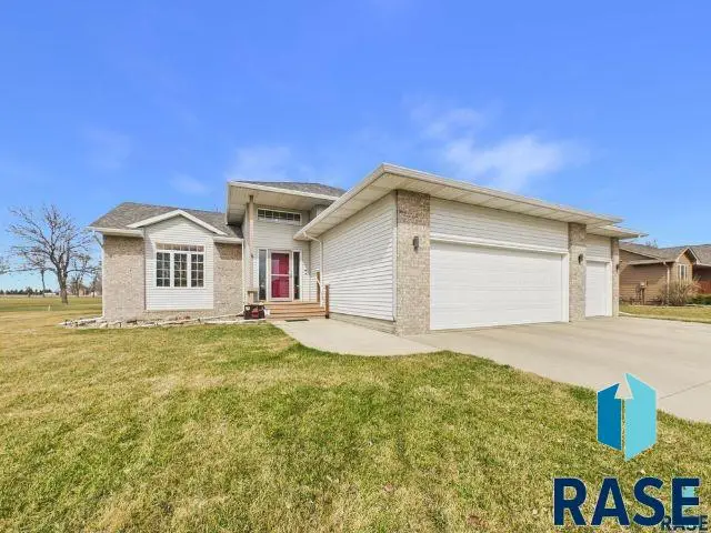 606 Par Tee Dr, Hartford, SD 57033 - #1