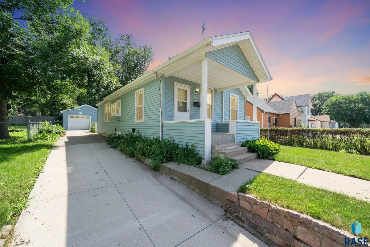 1207 W Sioux St, Sioux Falls, SD 57104 - #1