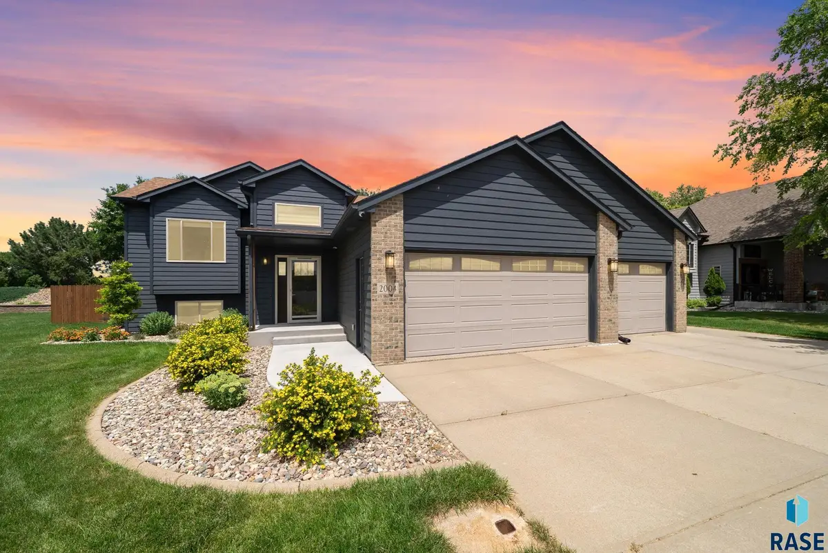 2004 E Briar Den Ct, Sioux Falls, SD 57108 - #1
