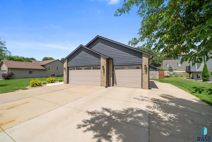 2004 E Briar Den Ct, Sioux Falls, SD 57108 - #3