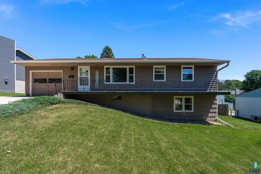 1108 S Laurie Dr, Sioux Falls, SD 57103 - #2