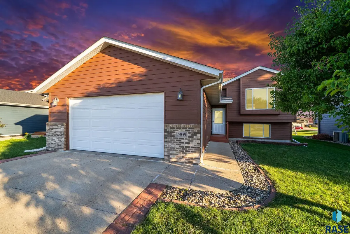 7909 W Wilson Dr, Sioux Falls, SD 57106 - #1