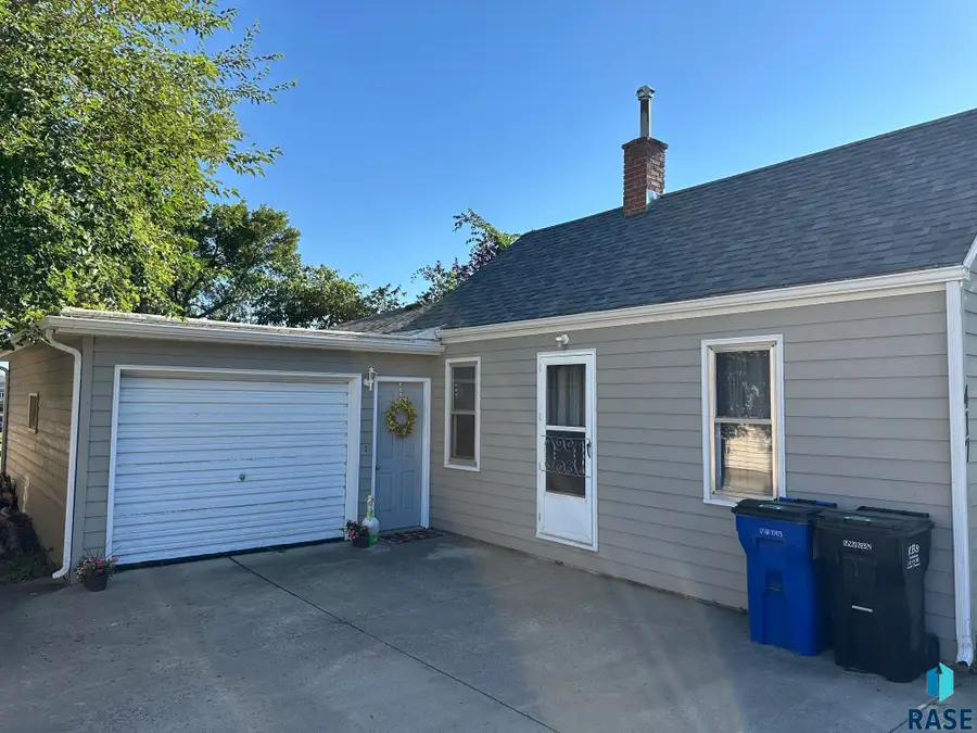 417 W 1st Ave, Lennox, SD 57039 - #2