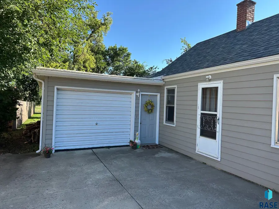417 W 1st Ave, Lennox, SD 57039 - #3