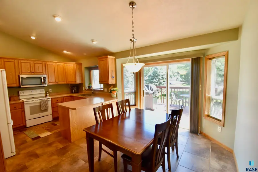 3300 S Fernwood Ave, Sioux Falls, SD 57110 - #2