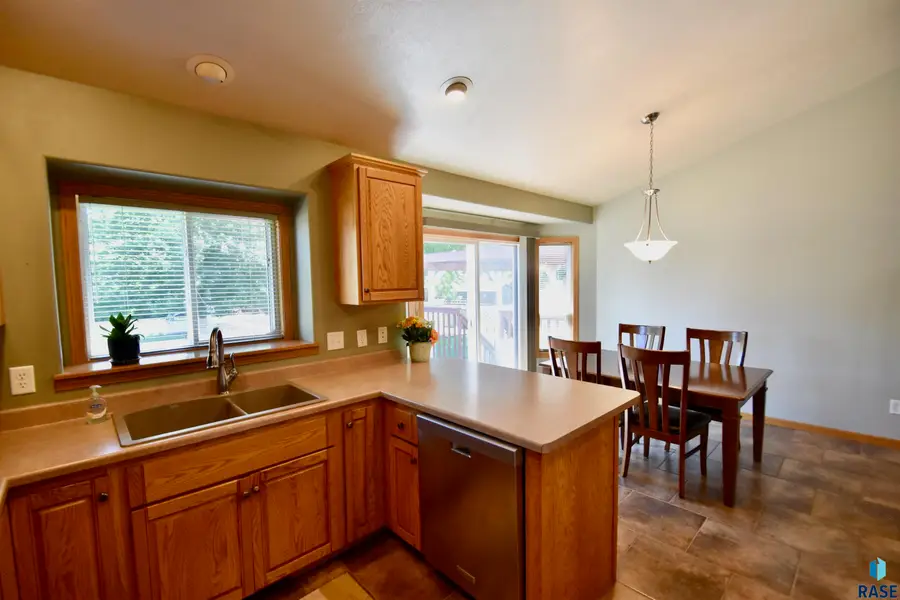 3300 S Fernwood Ave, Sioux Falls, SD 57110 - #3