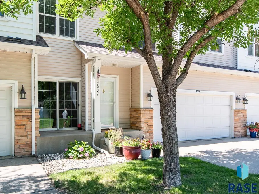 3207 W Ralph Rogers Rd, Sioux Falls, SD 57108 - #3