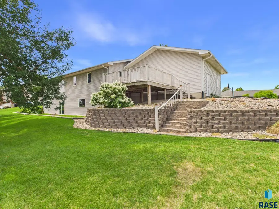 1511 Holiday Dr, Canton, SD 57013 - #2