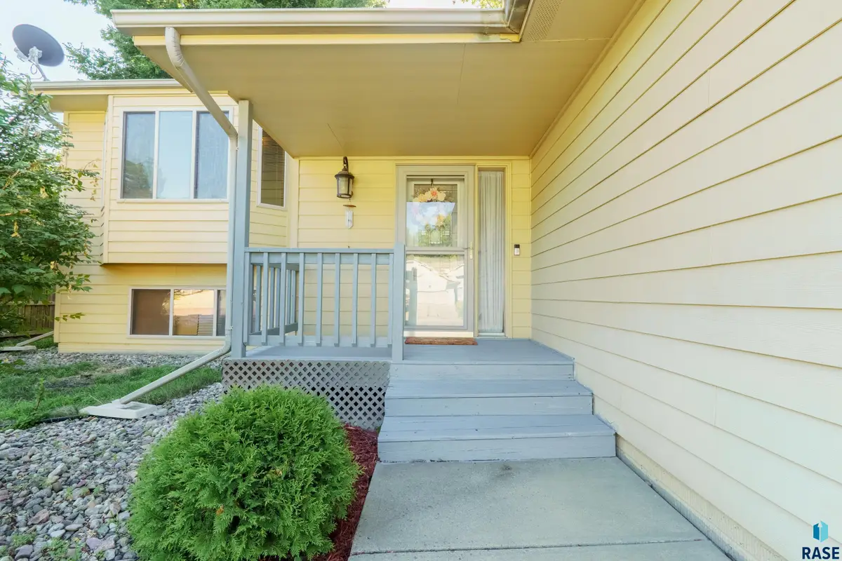 1920 E Tracy Ln, Sioux Falls, SD 57103 - #1