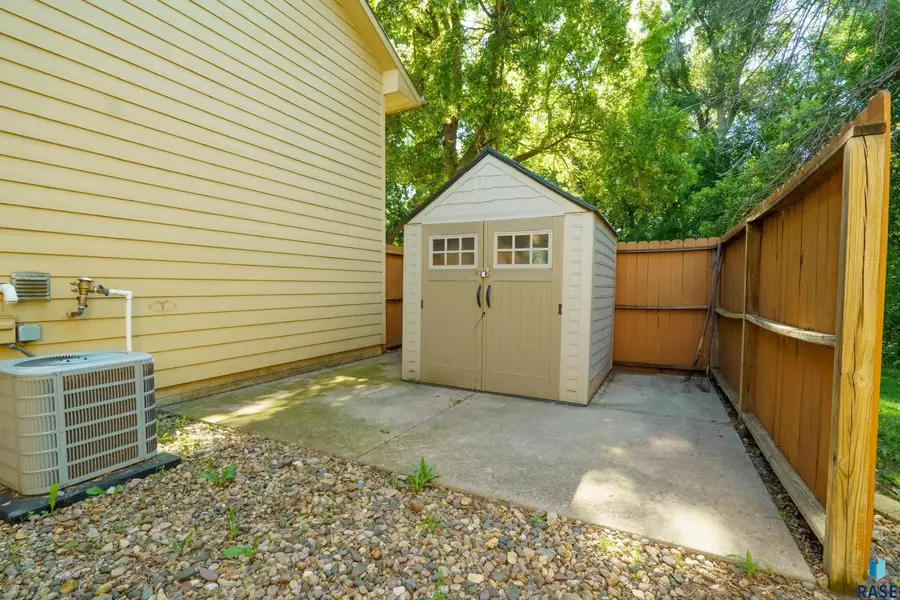 1920 E Tracy Ln, Sioux Falls, SD 57103 - #3