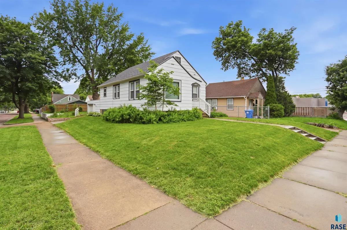401 W 29th St, Sioux Falls, SD 57105 - #1