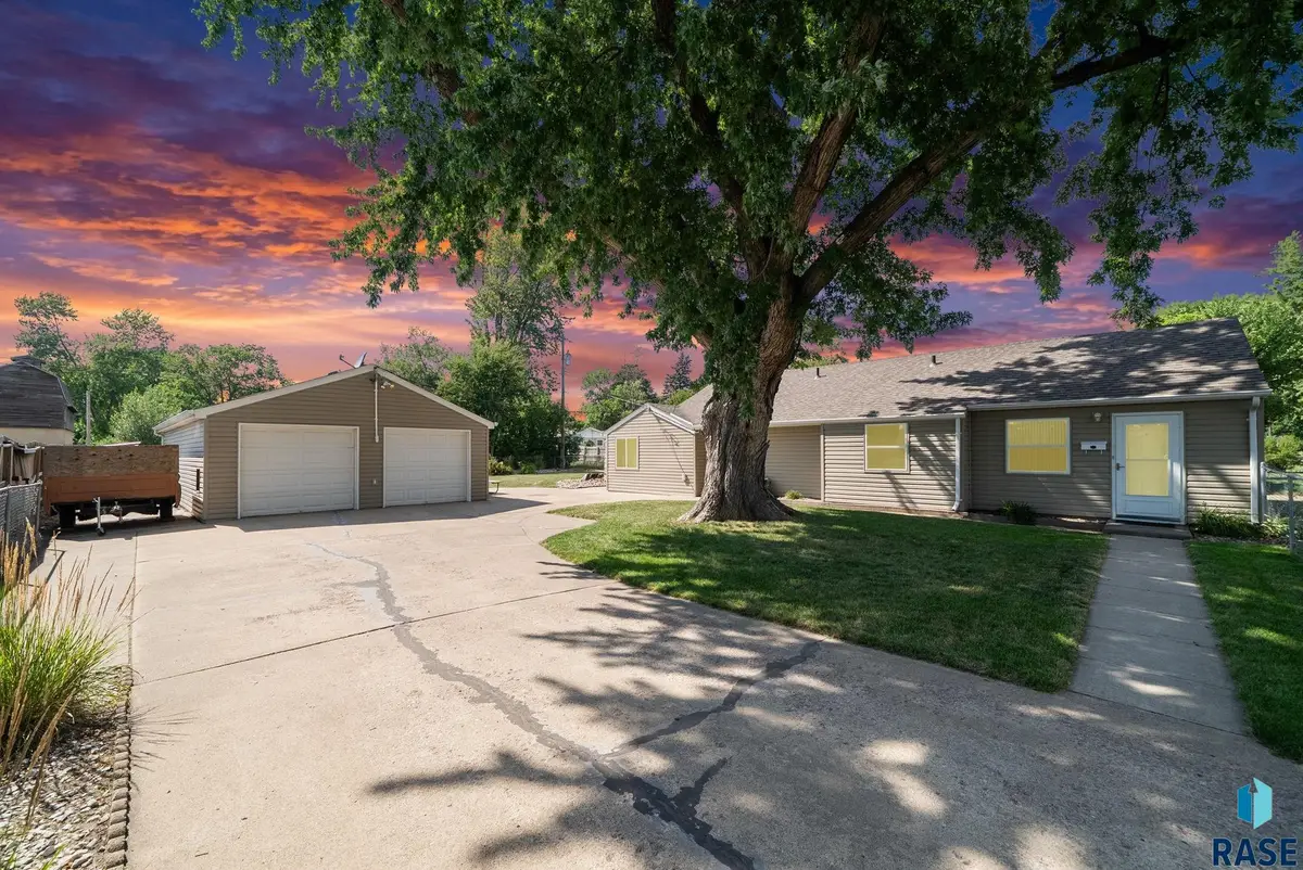 3221 S Hawthorne Ave, Sioux Falls, SD 57105 - #1