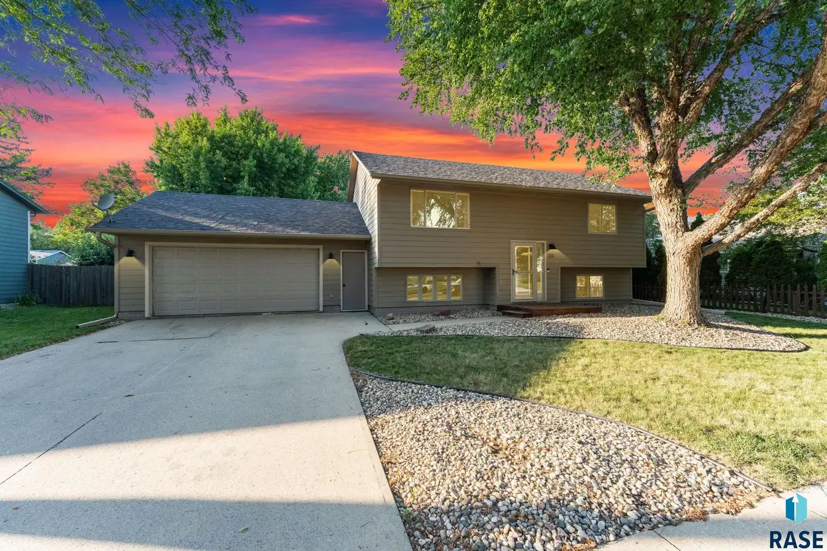104 W Birchwood Dr, Brandon, SD 57005 - #1