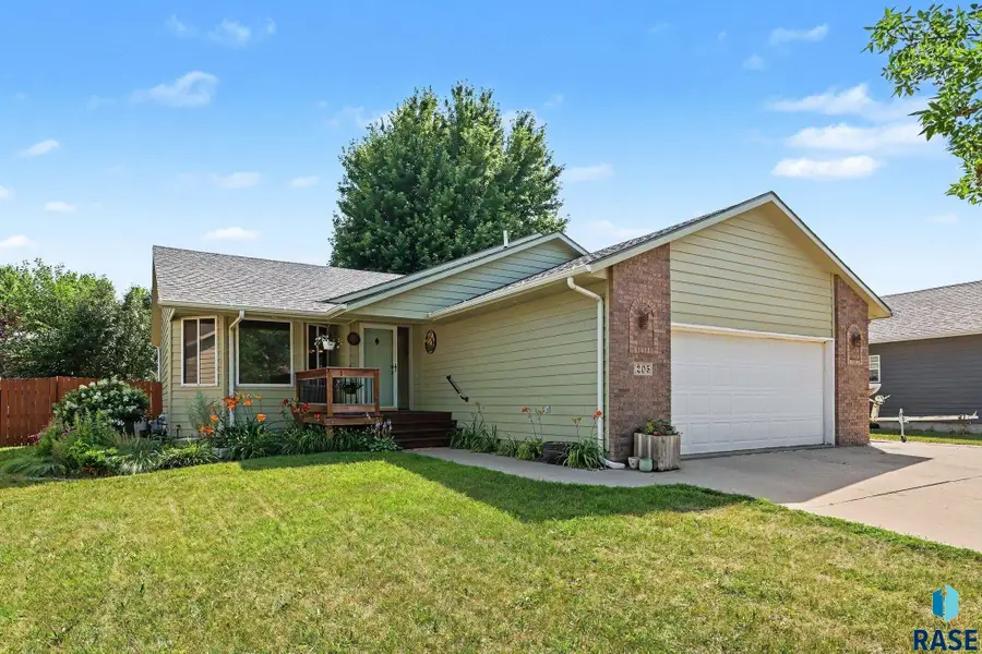 205 W Hackberry St, Brandon, SD 57005 - #3