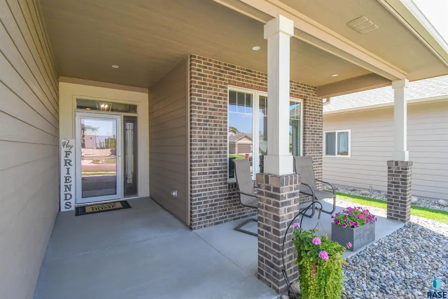 1600 S Meadowland Ave, Sioux Falls, SD 57106 - #2