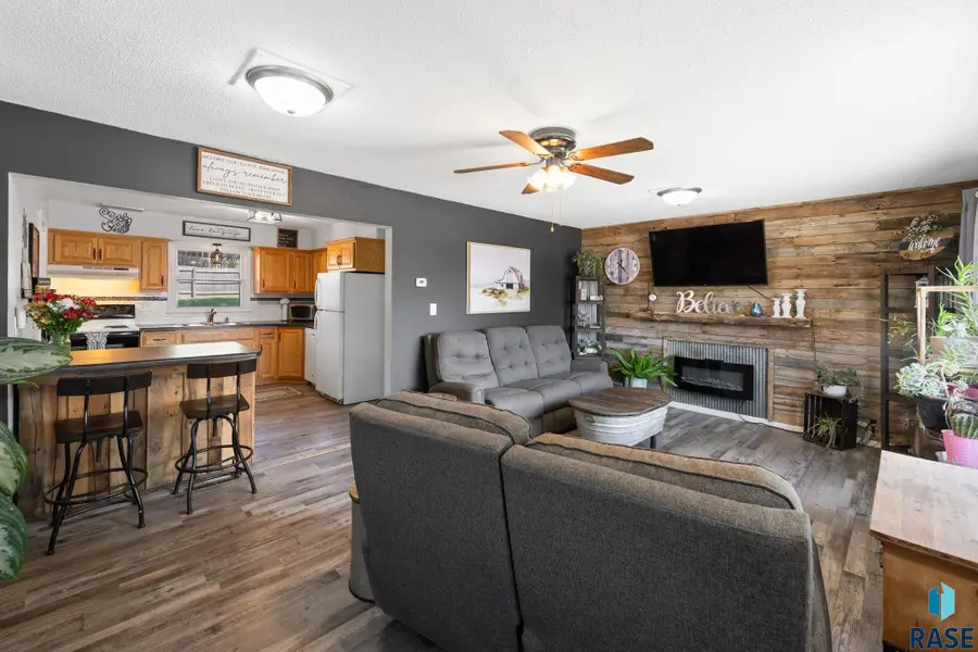 206 E 4th St, Dell Rapids, SD 57022 - #2