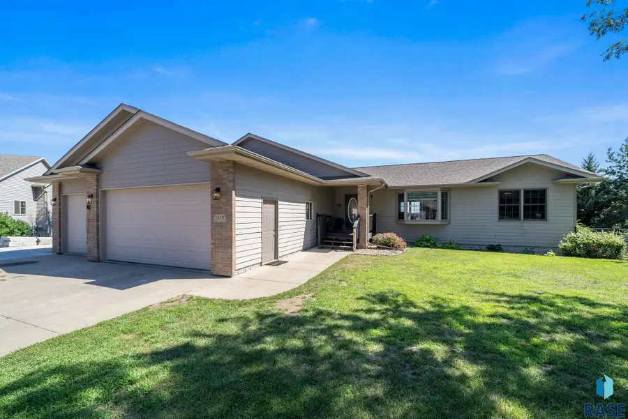 1319 Holiday Dr, Canton, SD 57013 - #2