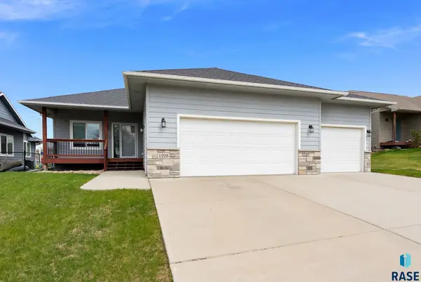 1208 N Broken Bow Ave, Sioux Falls, SD 57103