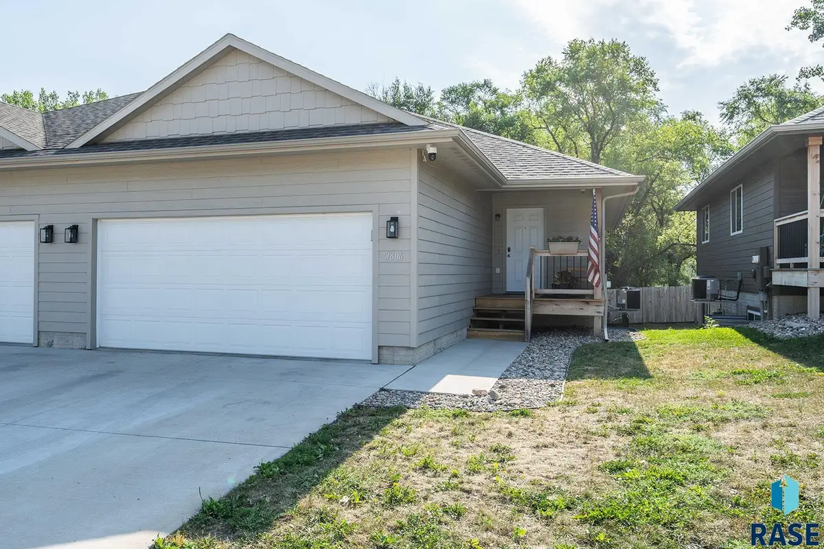 1806 N Oberg Cir, Sioux Falls, SD 57103 - #1