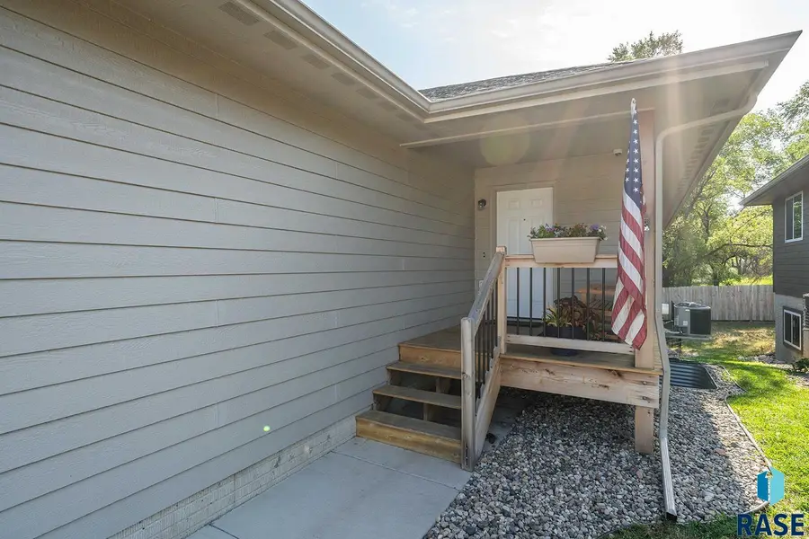1806 N Oberg Cir, Sioux Falls, SD 57103 - #2