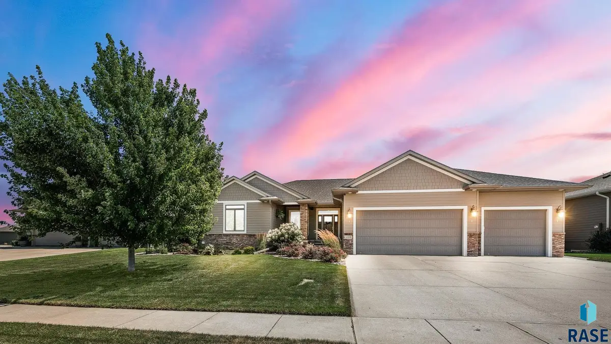 1108 S Hyannis Port Ln, Sioux Falls, SD 57106 - #1