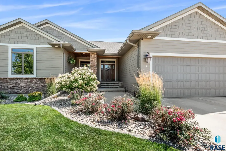 1108 S Hyannis Port Ln, Sioux Falls, SD 57106 - #2