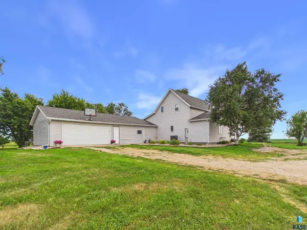 43116 230 St, Howard, SD 57349