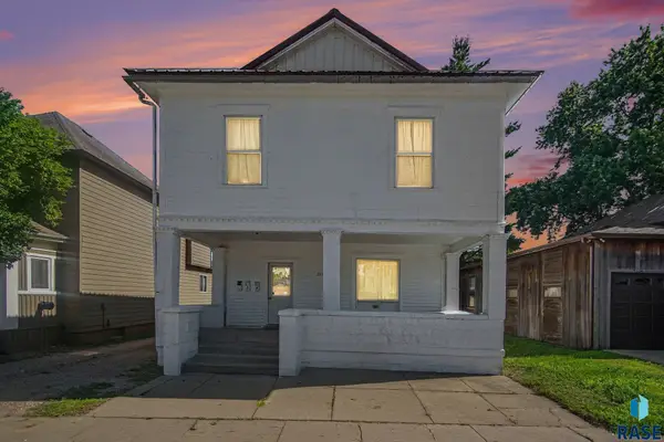 215 W 5th St, Canton, SD 57013