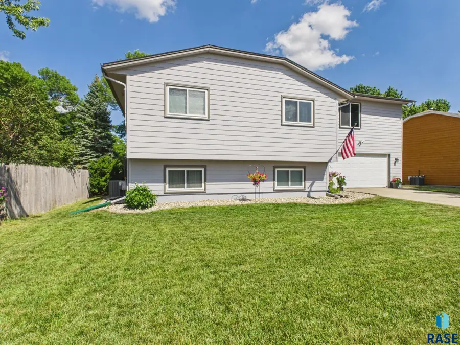 3904 S Sertoma Ave, Sioux Falls, SD 57106 - #3