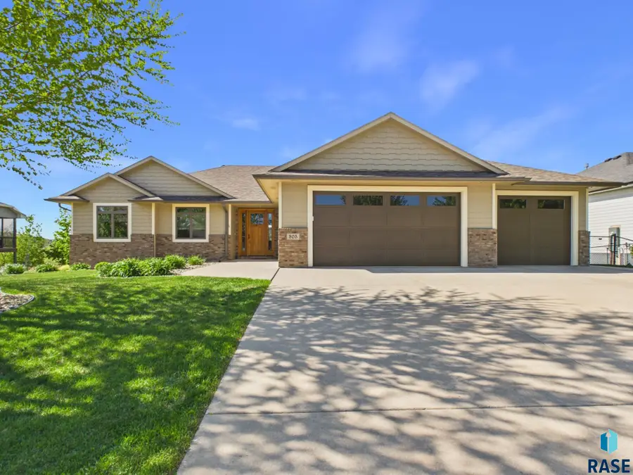 305 E 77th St, Sioux Falls, SD 57108 - #2