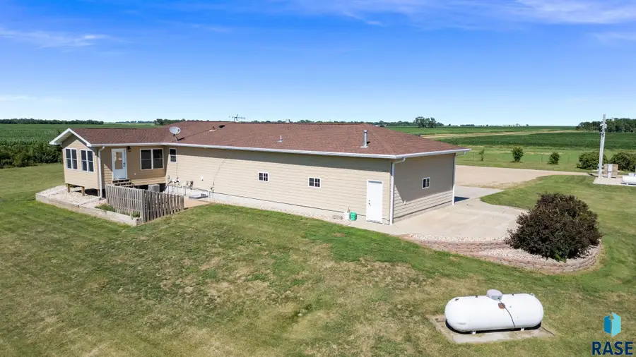 44453 262nd St, Canistota, SD 57012 - #3