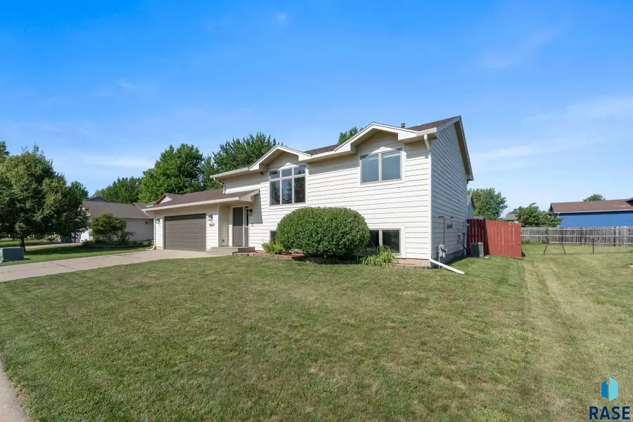 5621 S Southwind Ave, Sioux Falls, SD 57108 - #2