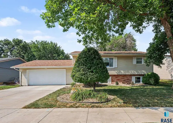 608 E Walnut St, Harrisburg, SD 57032