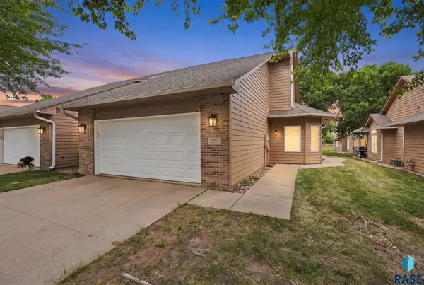 7201 S Hoffman Pl, Sioux Falls, SD 57108