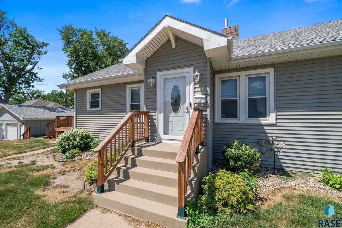600 W 22nd St, Sioux Falls, SD 57105 - #1