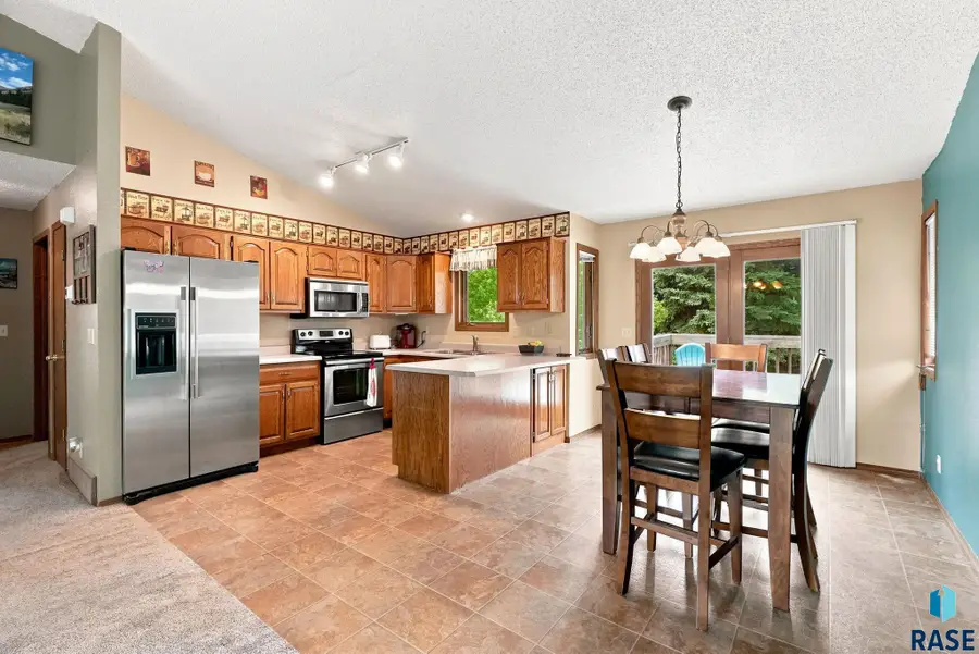 900 E Magnolia Dr, Brandon, SD 57005 - #2